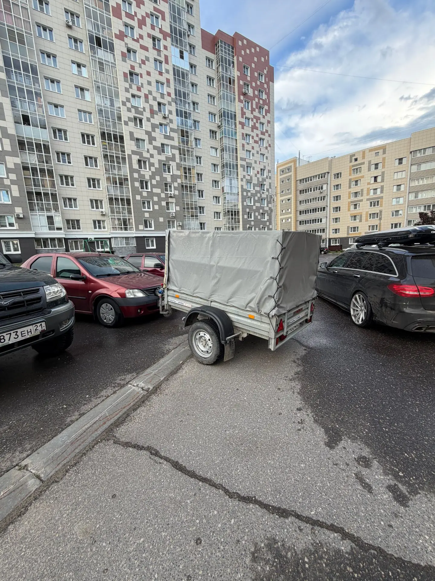 В Новочебоксарске сразу два прицепа снесло сильным ветром в припаркованные машины в Никольском.