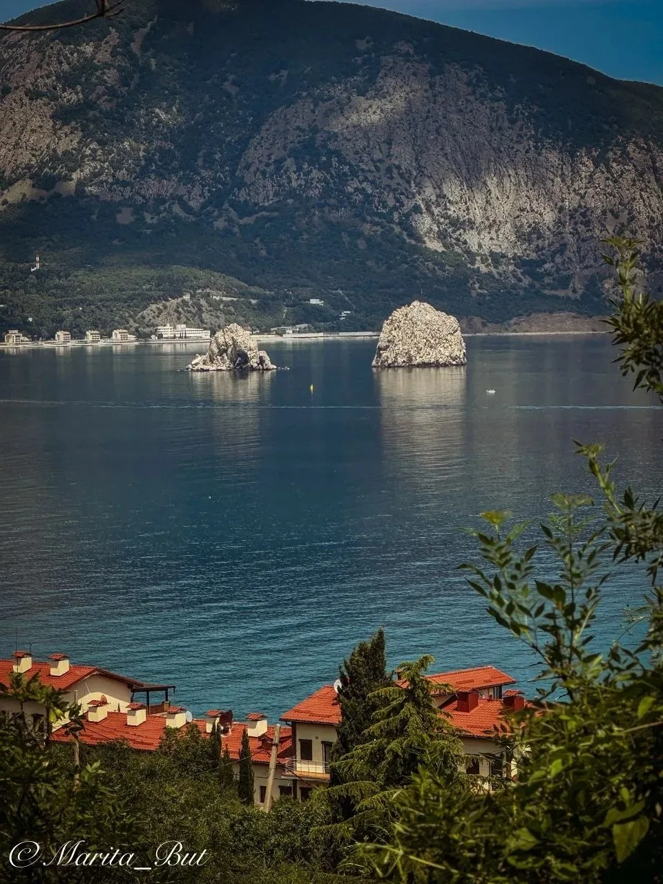 Гурзуфское утро, которое никогда не надоест

🏞 Зеркальная гладь моря, величавый Аю-Даг и родные ска