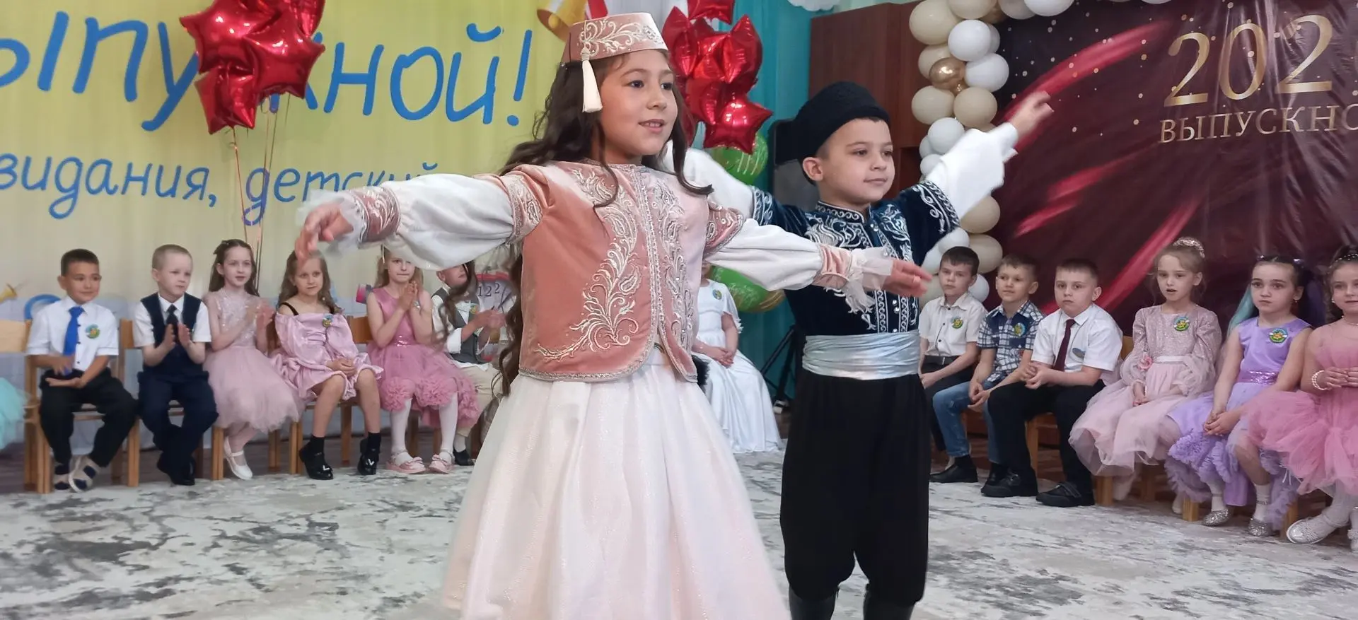 💃🕺Выпускной бал в детском саду — это самый трогательный, самый незабываемый   из всех праздников.
