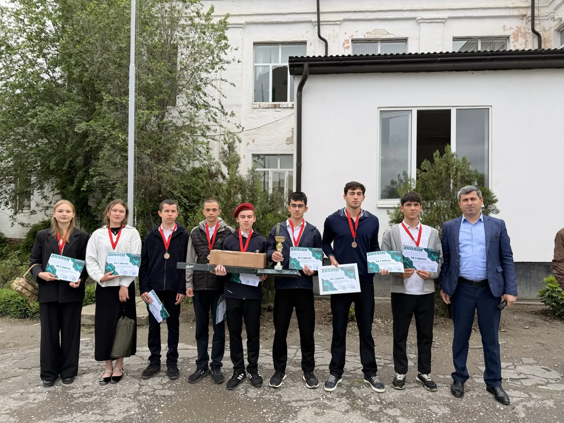Сегодня в МКОУ СОШ № 3 прошла торжественная линейка, на которой чествовали призёров зонального этапа