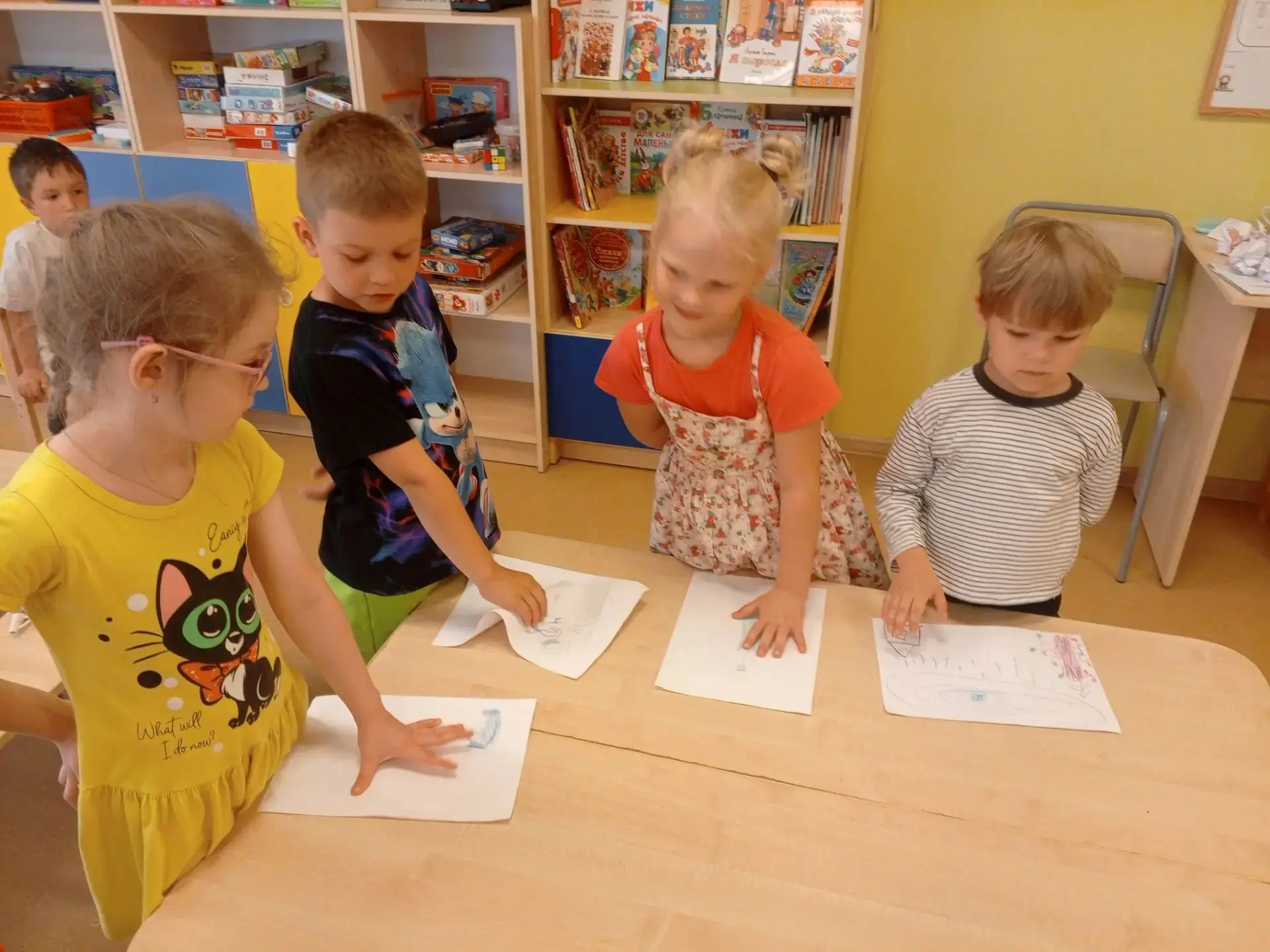 Волшебный комочек: почему детям полезно мять бумагу одной рукой и делать это в паре

Знакомая картин