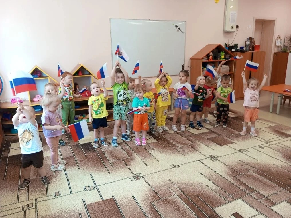 Красный- синий- белый.
 
Сегодня через простую игру и детские эмоции  малыши группы «Цыплята» прикос