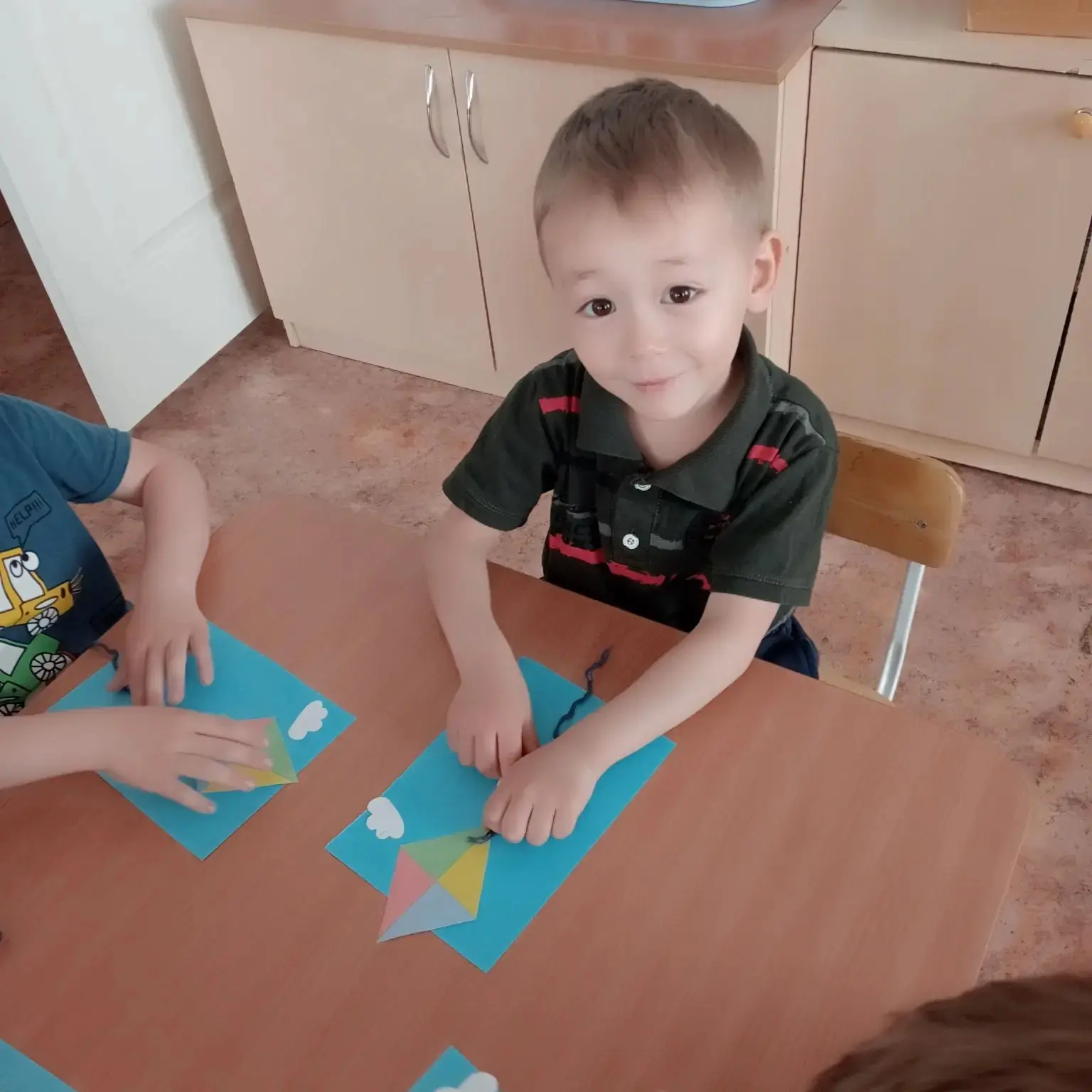 🪁 Летим выше облаков! Творим в детском саду

Сегодня наши малыши превратились в настоящих конструкт