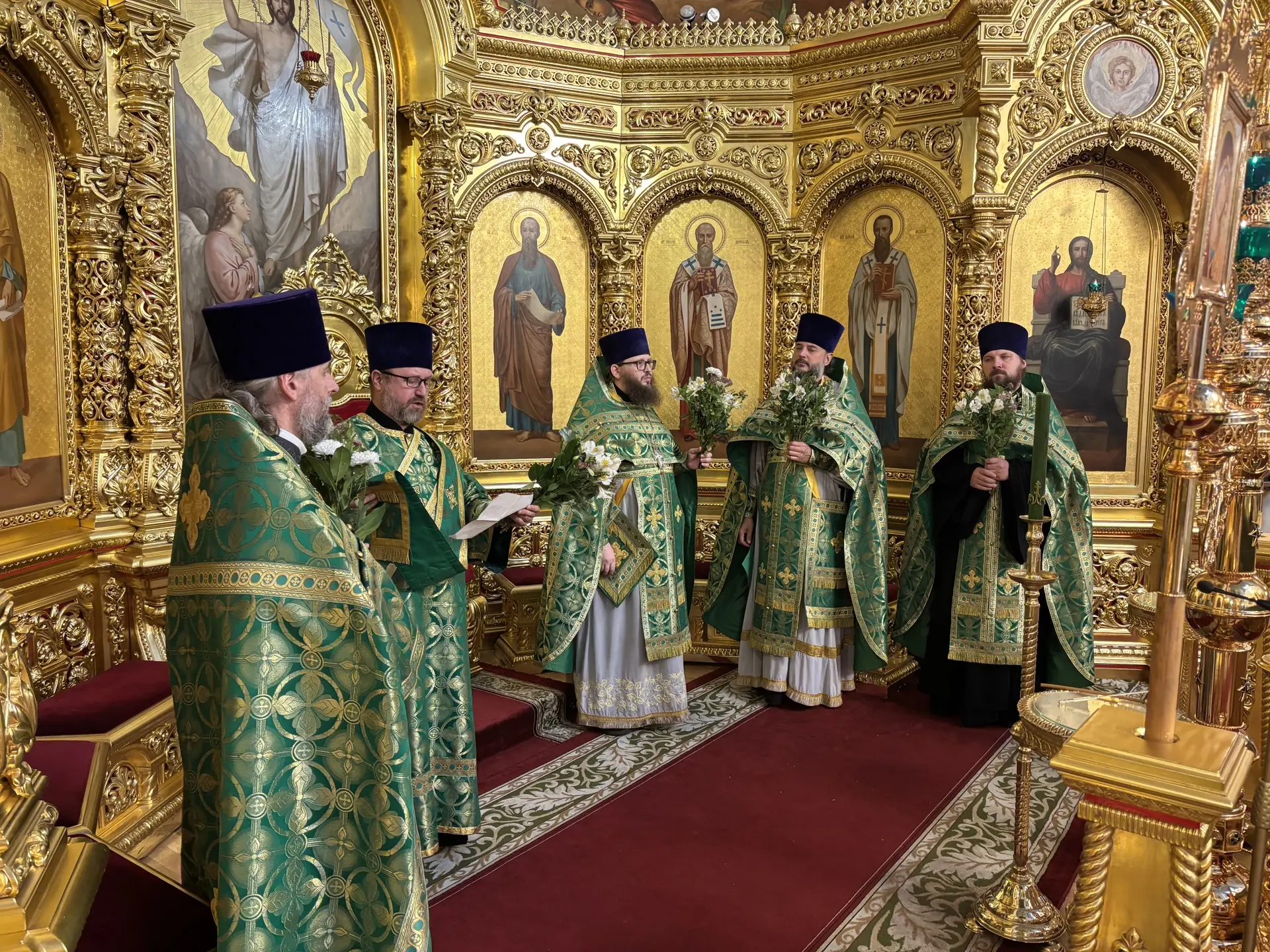 С праздником Святой Пятидесятницы - Днем Святой Троицы - Днем рождения Церкви!

И помолились, и кино