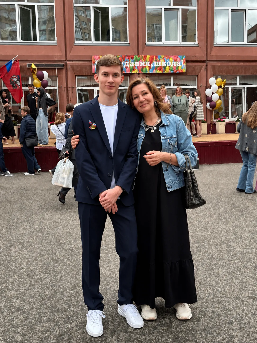 Сегодня в моей семье знаменательный день - у сына прошел "Последний звонок". Впереди 4 экзамена ЕГЭ,