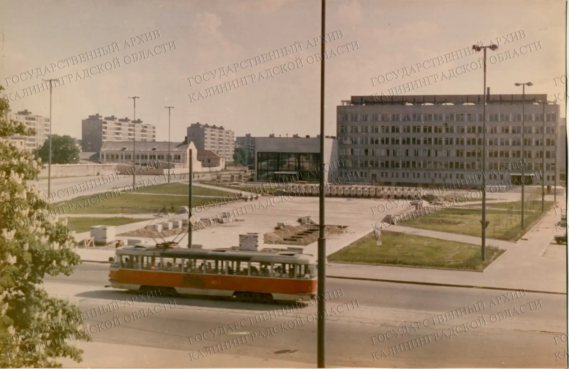 ОДНО ФОТО

📸"Благоустройство площади Маршала Василевского". 1-ая половина 1980 г.

👉Новая площадь 