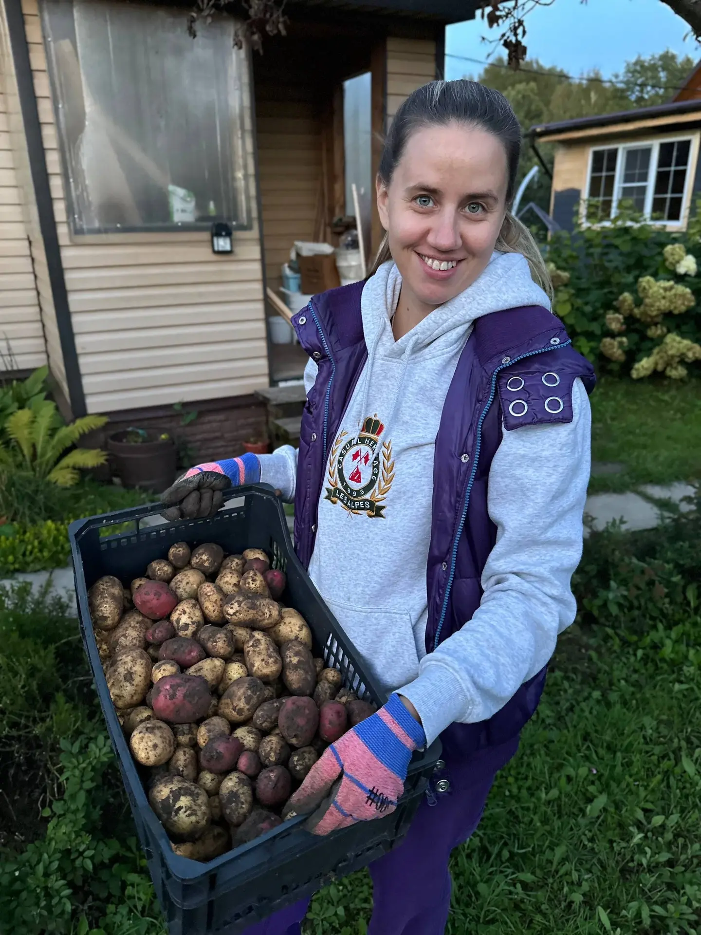 🥔Посадка картофеля прошла успешно🙌🏻⁣⁣⠀
⁣⁣⠀
В этом сезоне будет 2 ранних сорта:⁣⁣⠀⁣⁣⠀
-Шарвари пир
