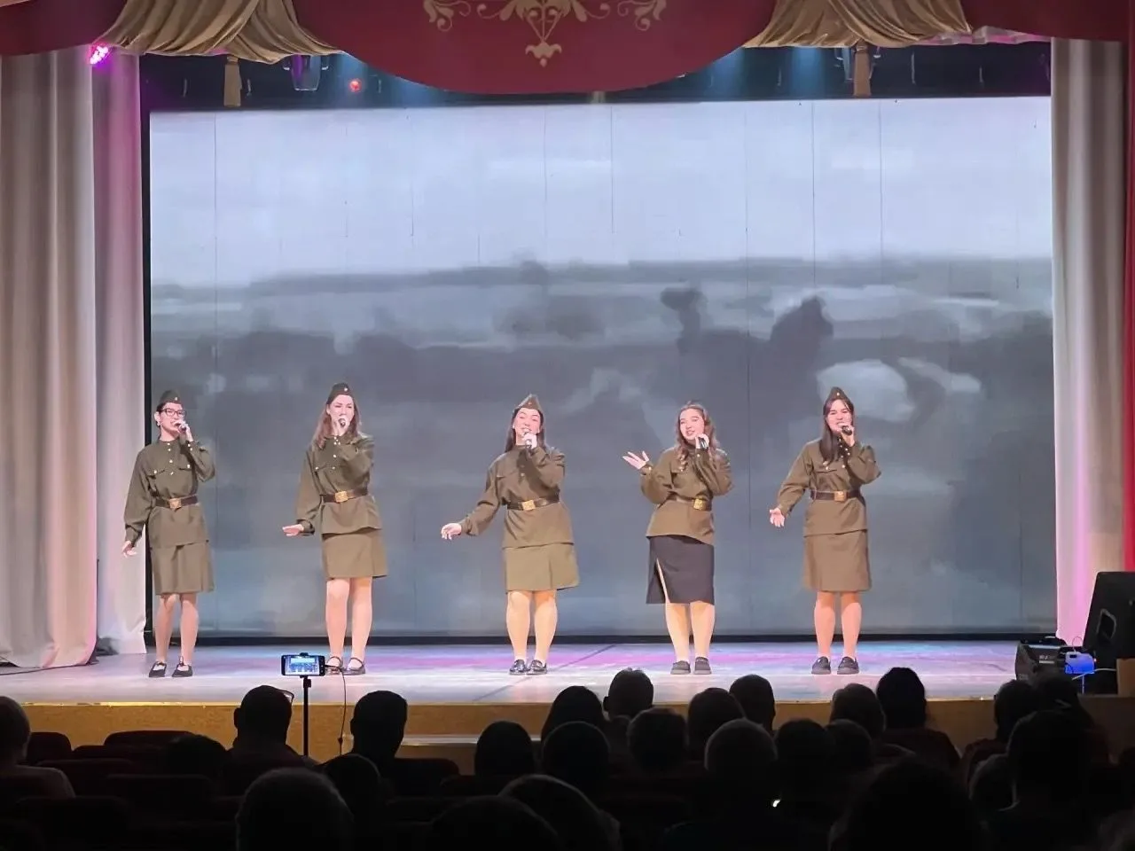 В поселке Ярега прошёл фестиваль военной песни, посвящённый Дню ветеранов боевых действий. В зале со