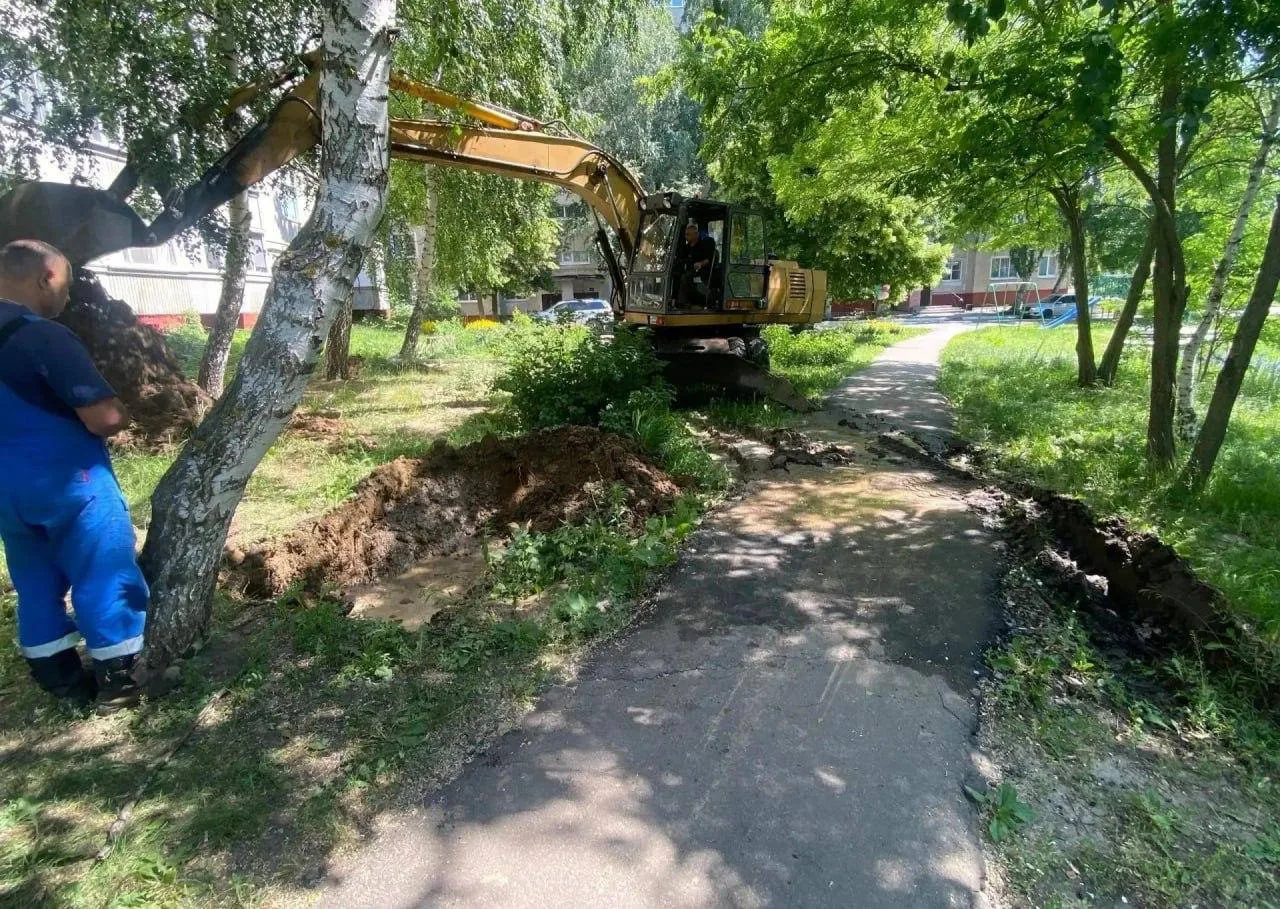 На водоводе во дворе дома на Мичуринской, 136 обнаружили течь. В этом доме 10 подъездов и больше 300