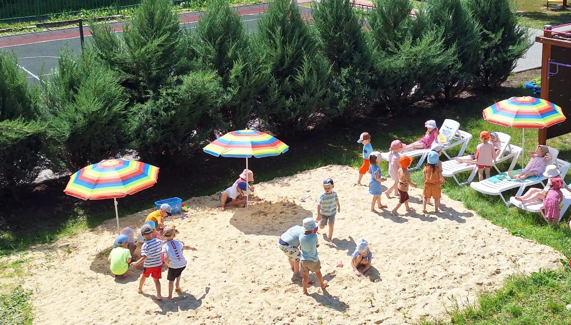 🏖 Пляжная зона в нашем ДОУ - это уголок лета и здоровья! 🏖
Лето – это время радости, веселья и нов