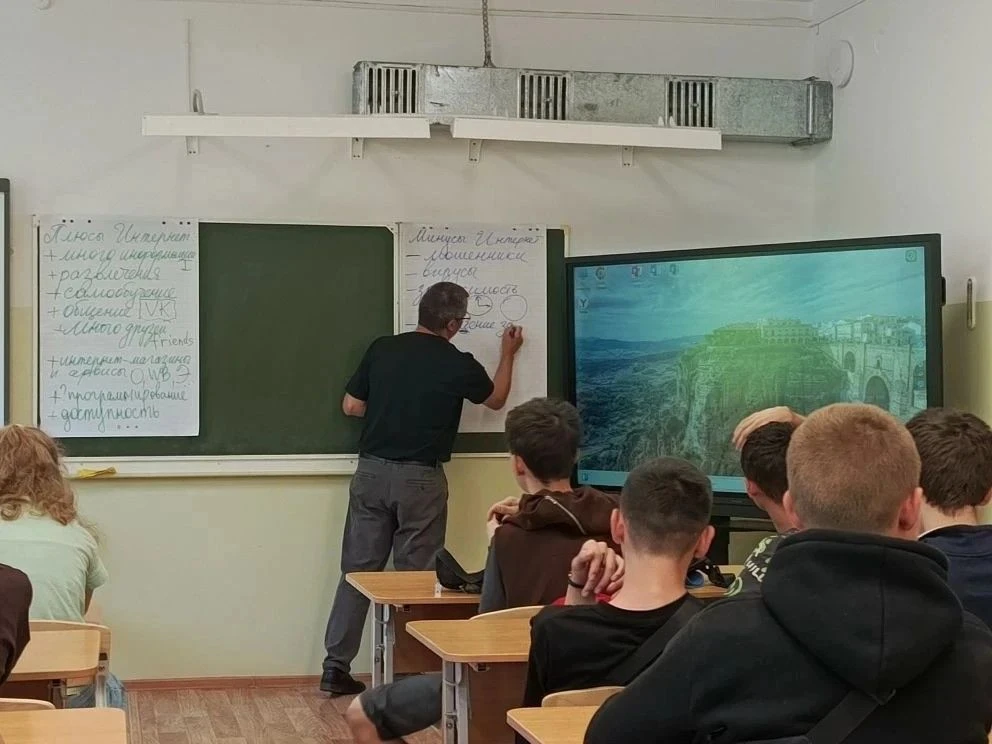 Знаете, как выглядят настоящие интернет-мошенники? Они не носят черные плащи, а действуют хитрее. 
Н