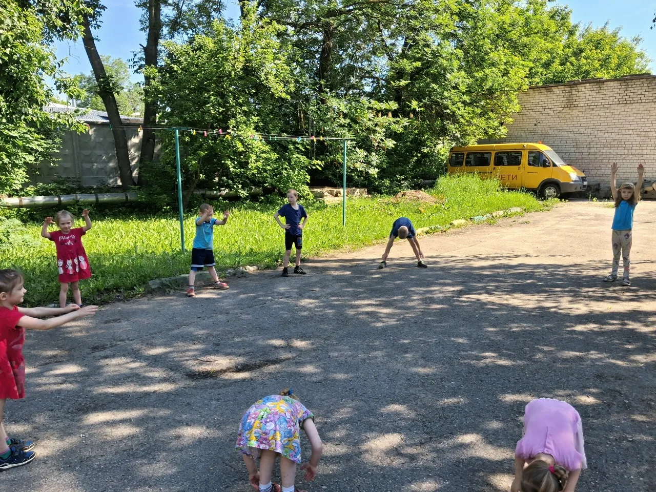 Летнее утро в нашем центре начинается с зарядки — это отличный способ начать день! 

Во дворе так св
