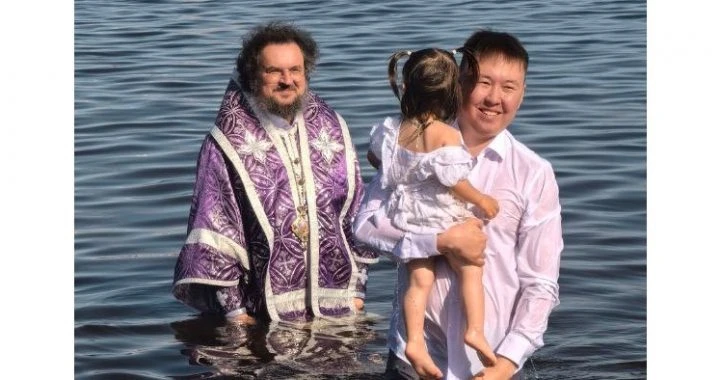 Архиепископ Роман совершил Крещение на Лене

https://pravyakutia.ru/2026/07/28/arhiepiskop-roman-sov