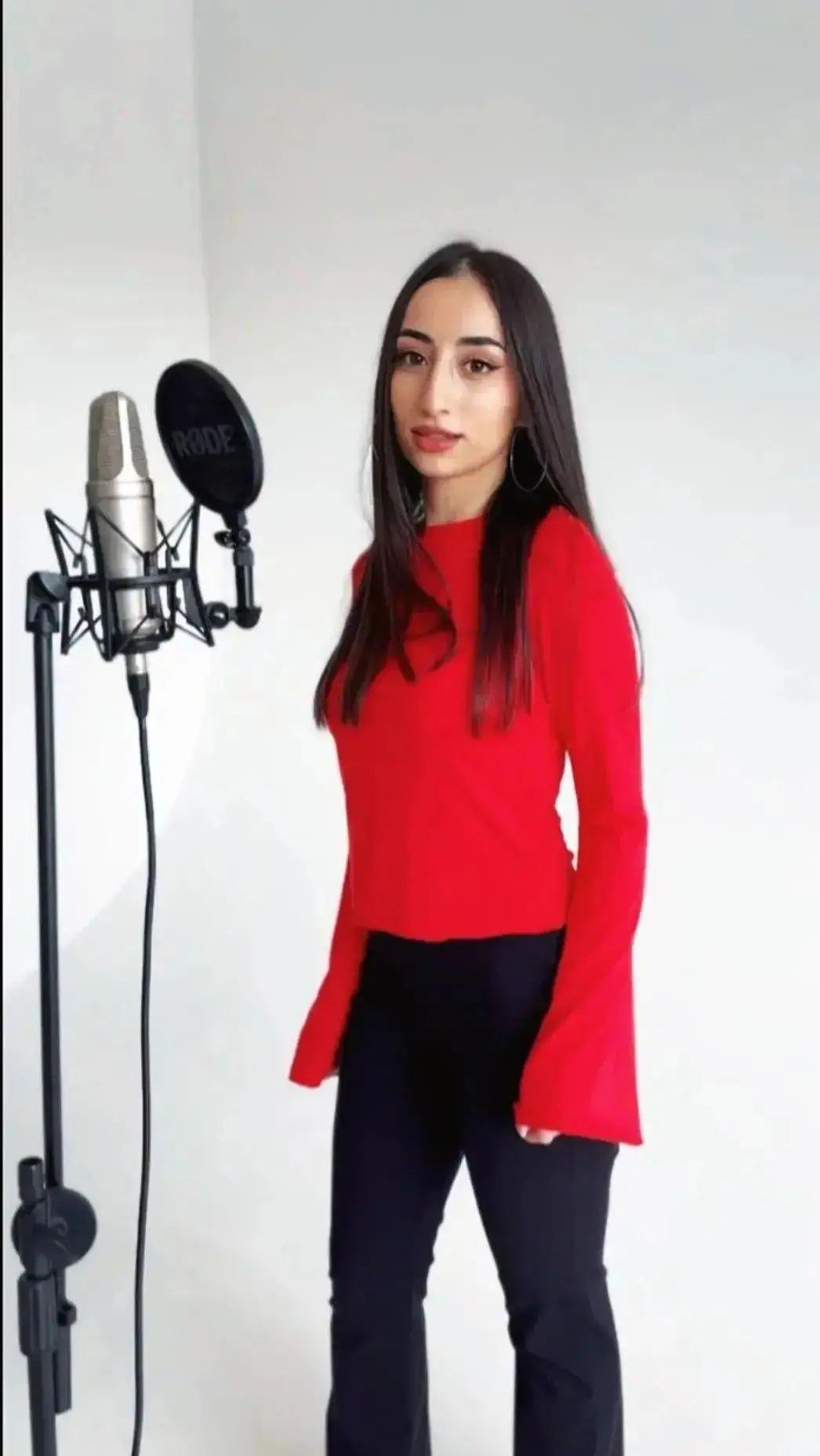 Гармония в делах: как пение помогает в работе 🎤✨

Продолжаем нашу рубрику #ЛицаМФЦ, и сегодня её ге