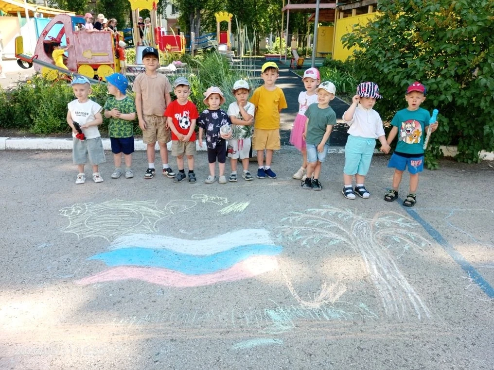 Маленькие художники: малыши из группы 19 нарисовали флаг России! 🇷🇺

В преддверии Дня России, кото