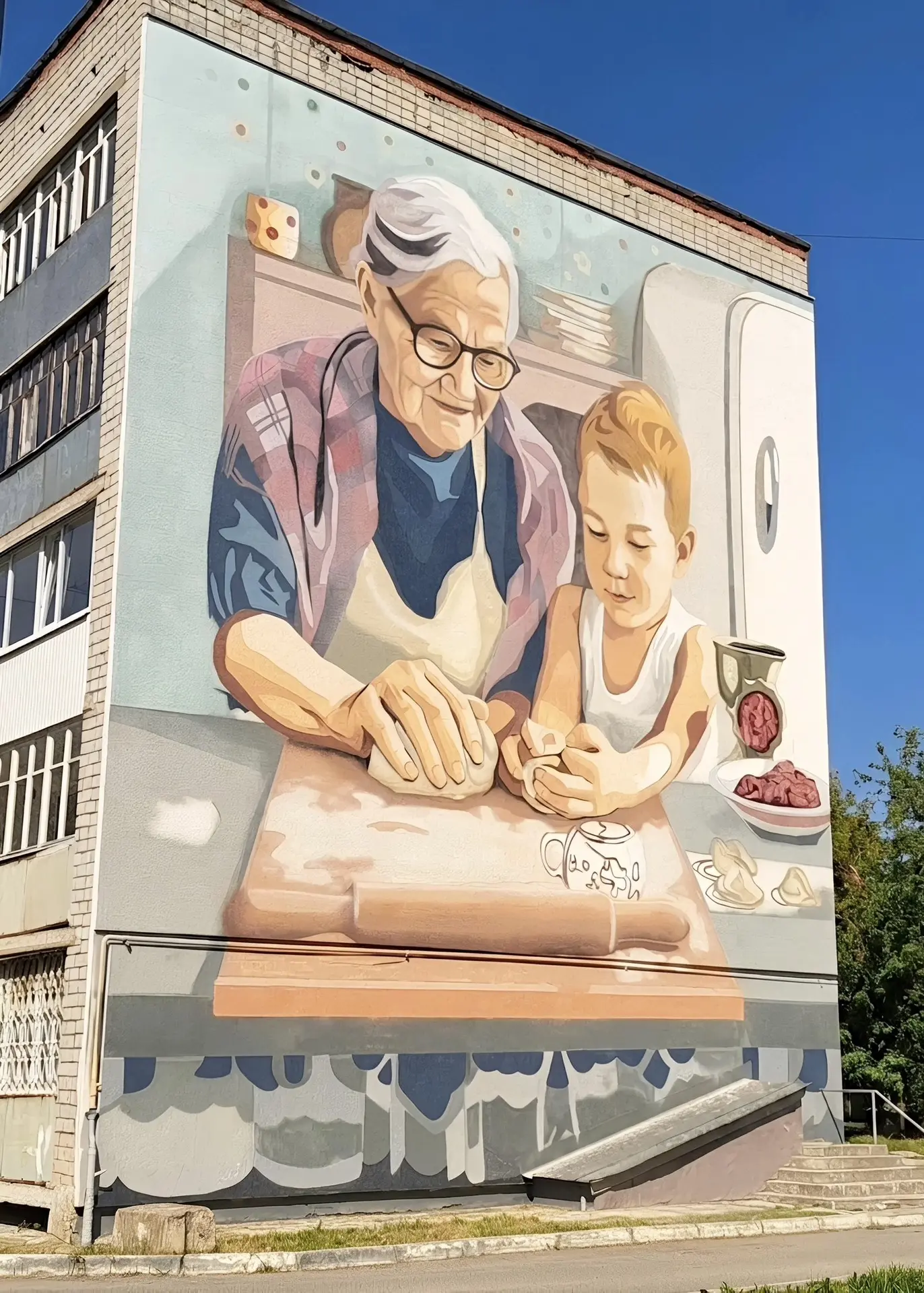 Символ Уральского гостеприимства 🥟

На фасаде дома по улице Репина в
Лысьве создали невероятно трог