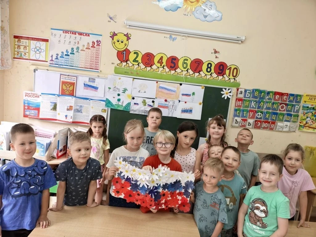 Ко Дню России ребята группы "Золотой ключик" сделали поделку в виде флага из бумажных цветов. Это не