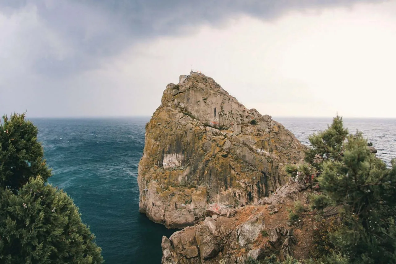 ⛰Скала Дива в Крыму

Осколок Главной Крымской гряды, глубоко вдающийся в море, украшает Южный берег 