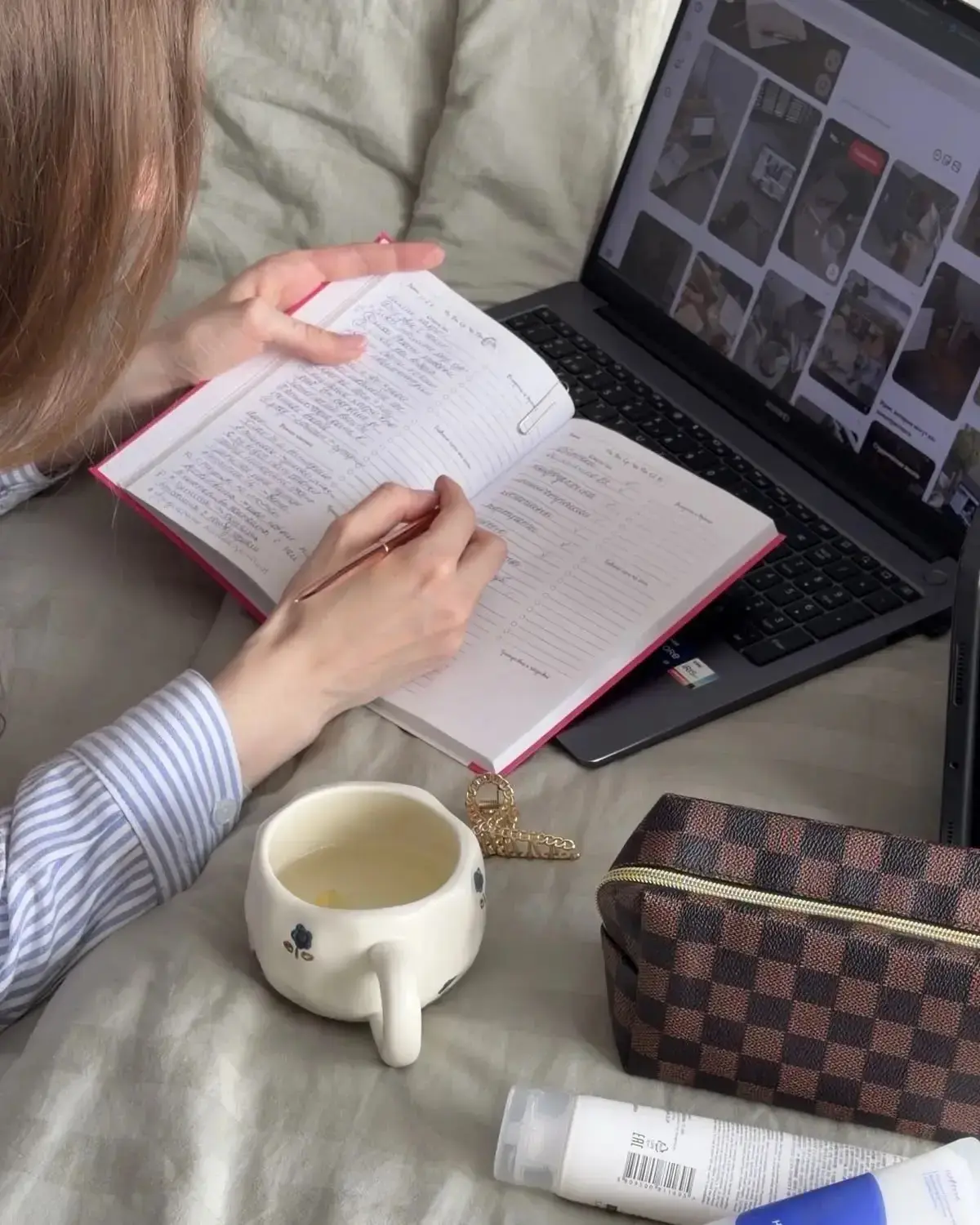 Ну, что, лето в полном разгаре🌺

📚 Летний лайфхак для тех, кто не хочет всё забыть к сентябрю

⟡ В