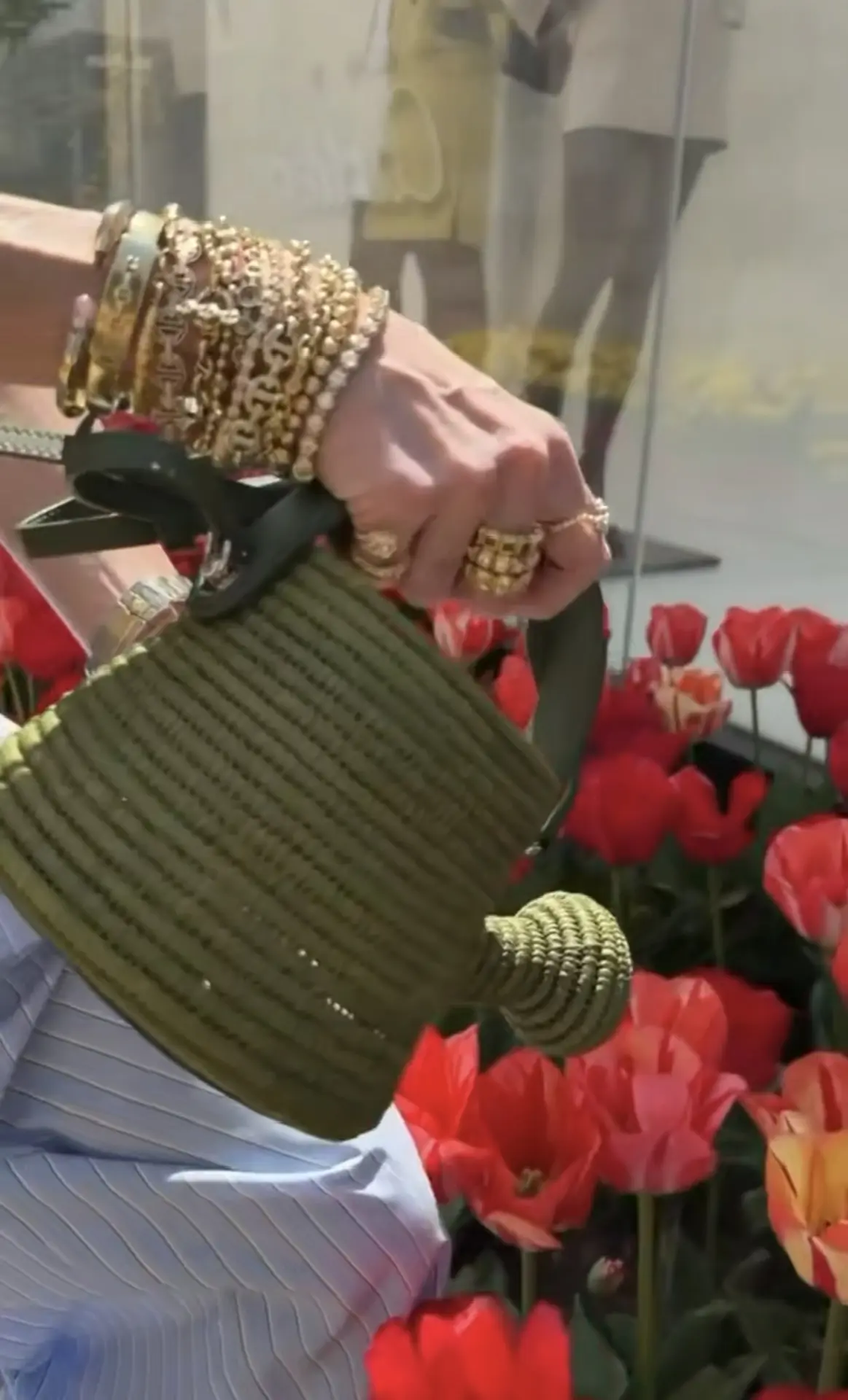 Сумочка лейка

От известного бренда LOEWE x Paula Ibiza
