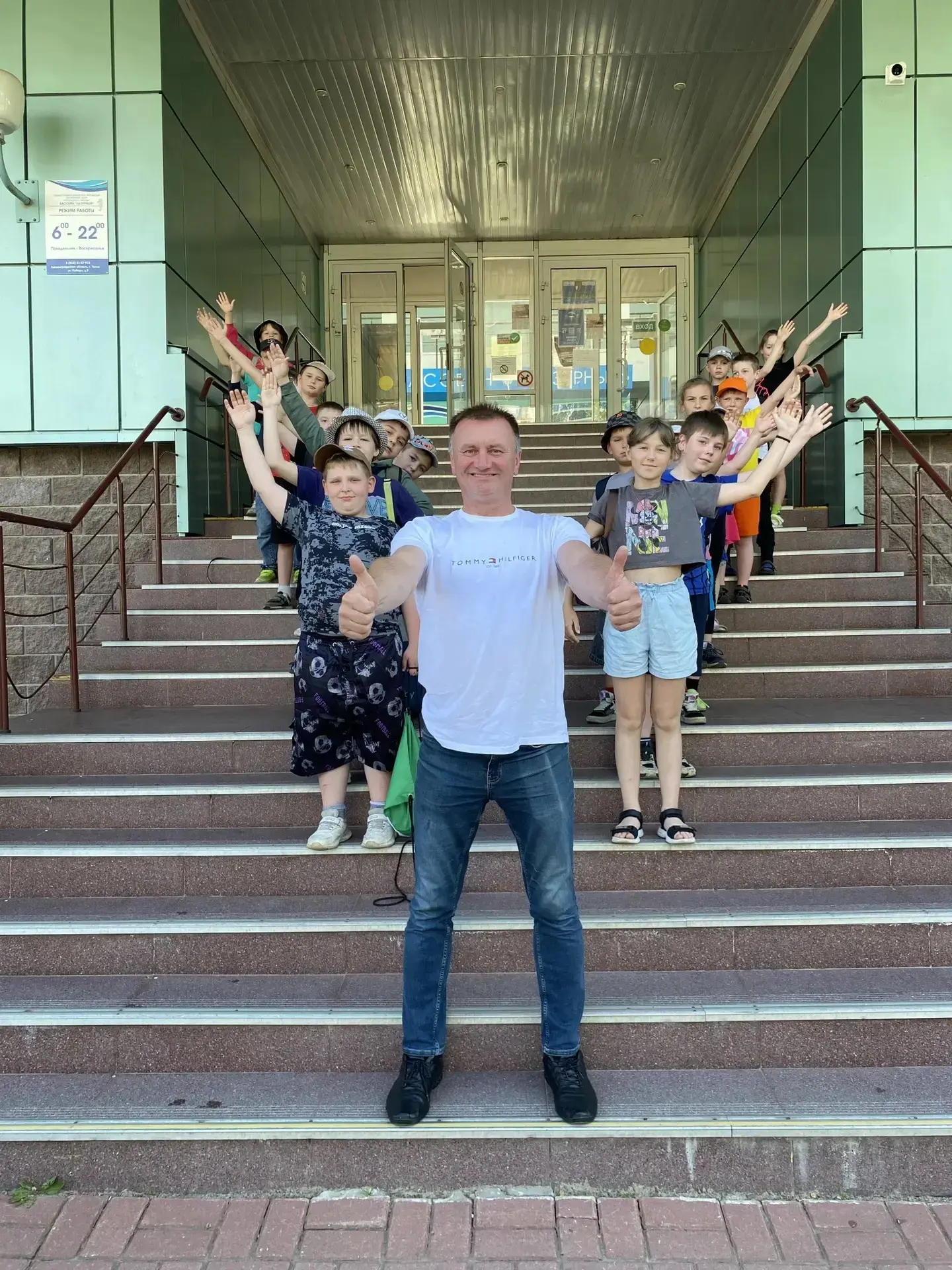 🌊 Сегодня отряд«Жара» вместе с учителем физической культуры Шаровым В.Б. ездили в бассейн «Лазурный