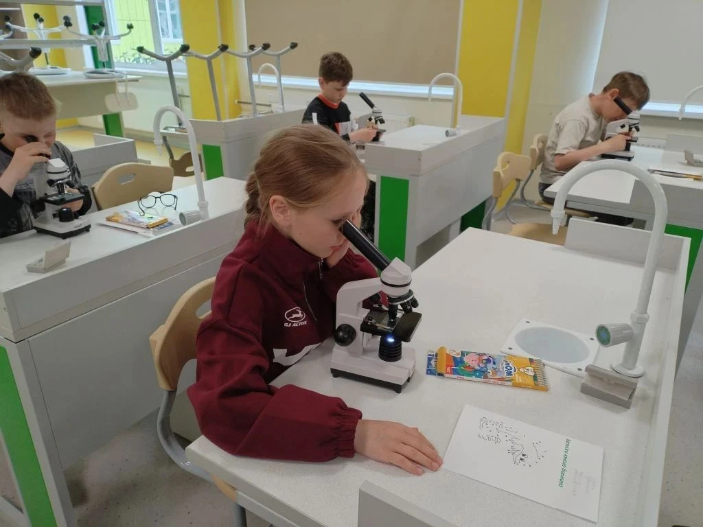 БИОЛОГИЧЕСКИЙ КРУЖОК🔬🌺 

🧬Юные исследователи смогли погрузиться в мир микроскопа под руководством