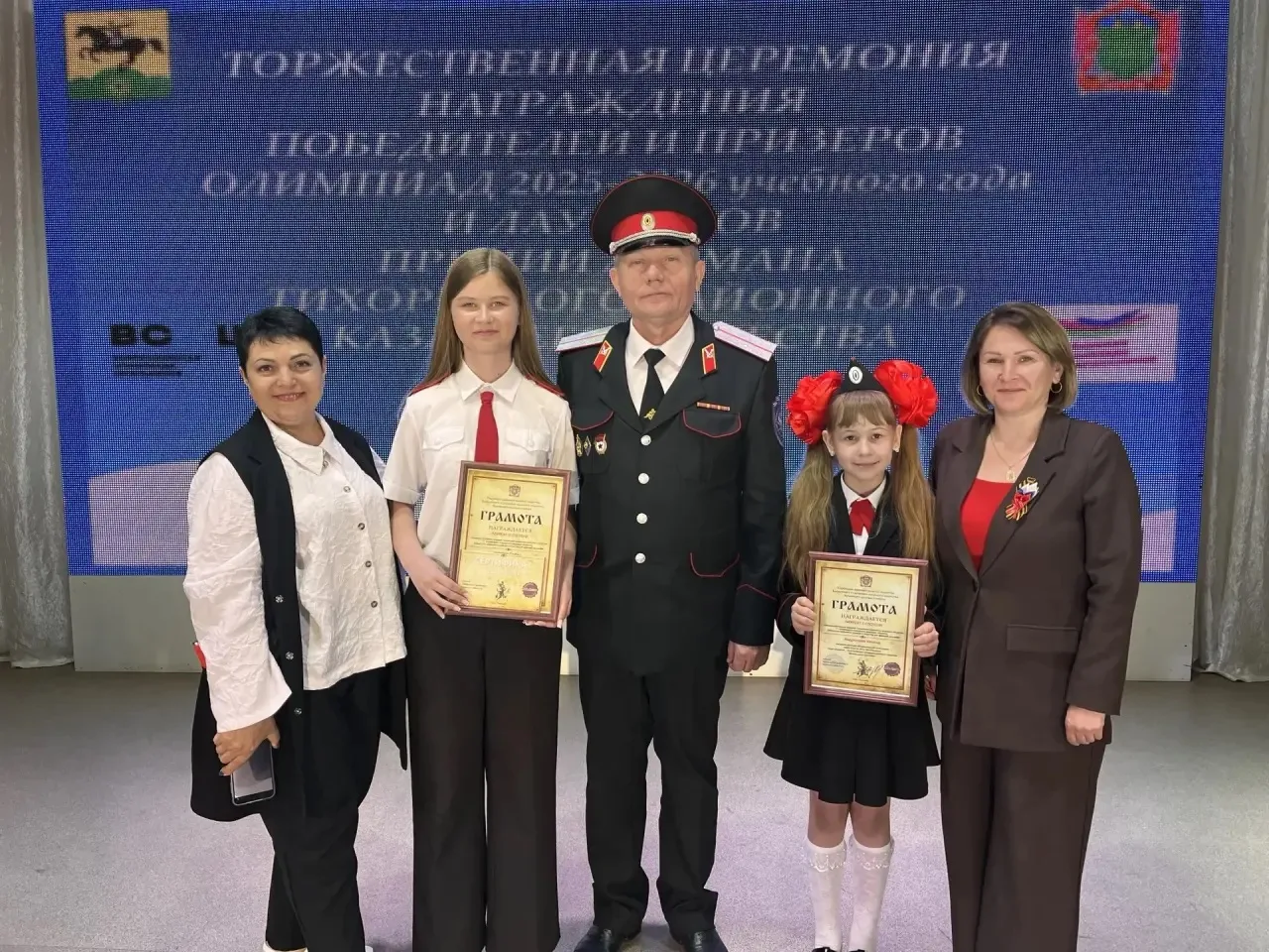 Ученица 3️⃣ «А» класса казачьей направленности Андронова Ульяна и выпускница 9️⃣ «А» класса казачьей