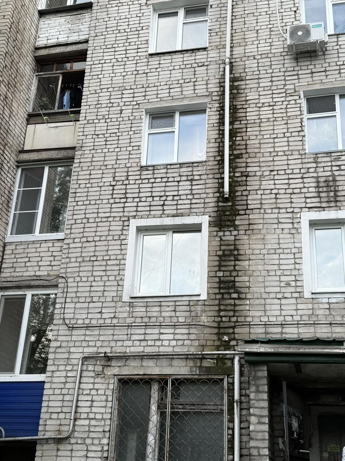 ул.60 лет Октября д.3 подъезд 9. 
Уже долгое время разлома водосточная труба, ранее неоднократно дав