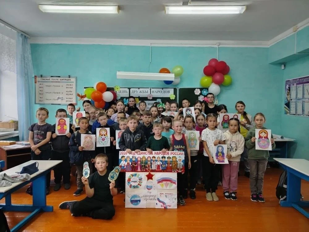 День дружбы народов России в пришкольном лагере: яркие впечатления и новые знания
 
Сегодняшний день