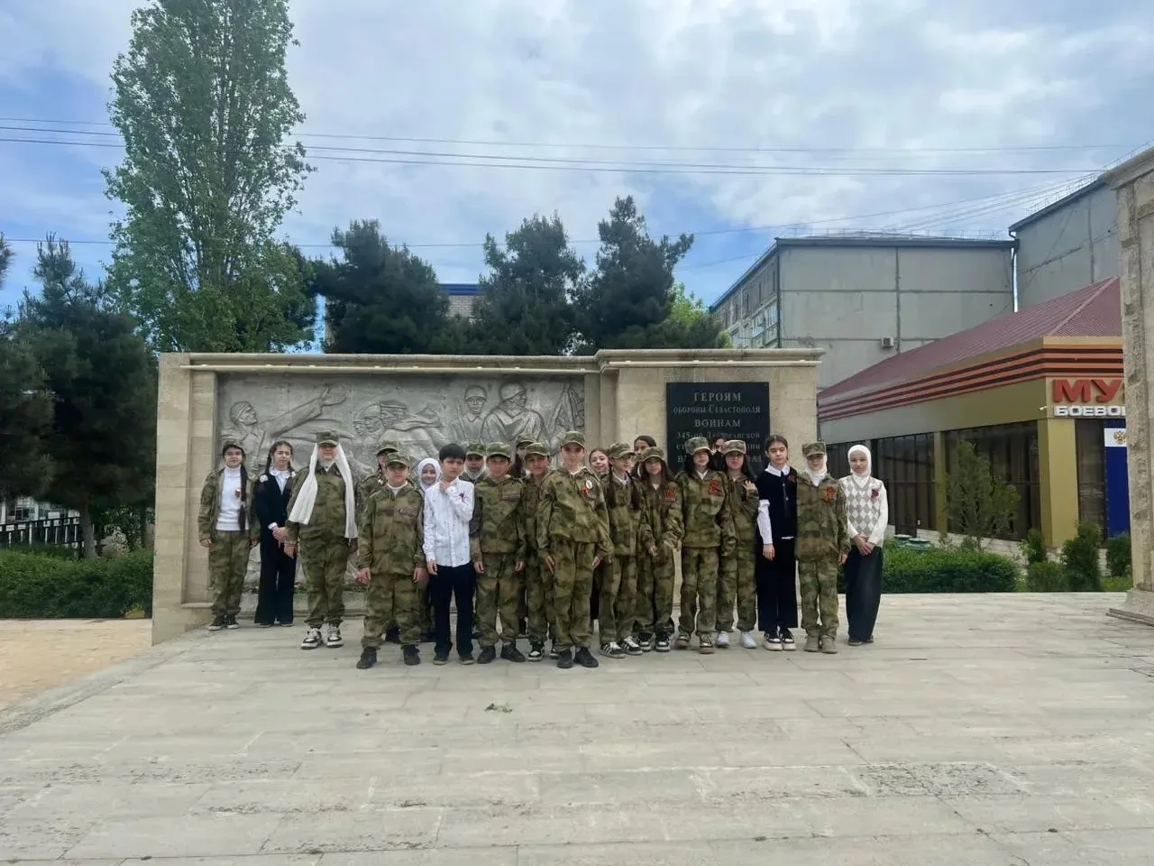 Сегодня в преддверии великого праздника -Дню Победы, ученики  5 б (Россгвардейского) класса СОШ 13 п