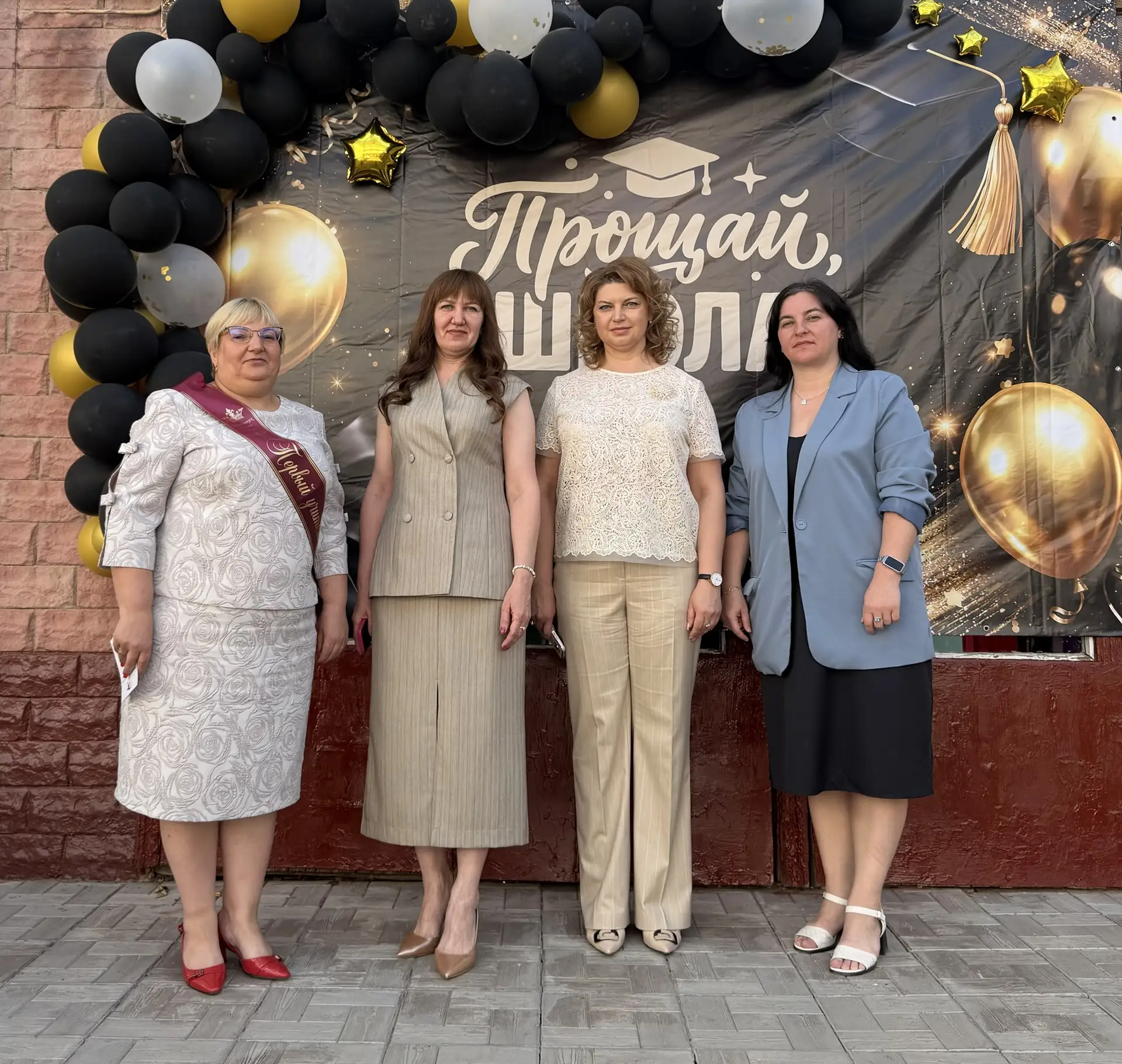 🎓 Сегодня в нашей школе прозвенел последний звонок для 9-ых и 11 классов!

Этот день — особенный дл