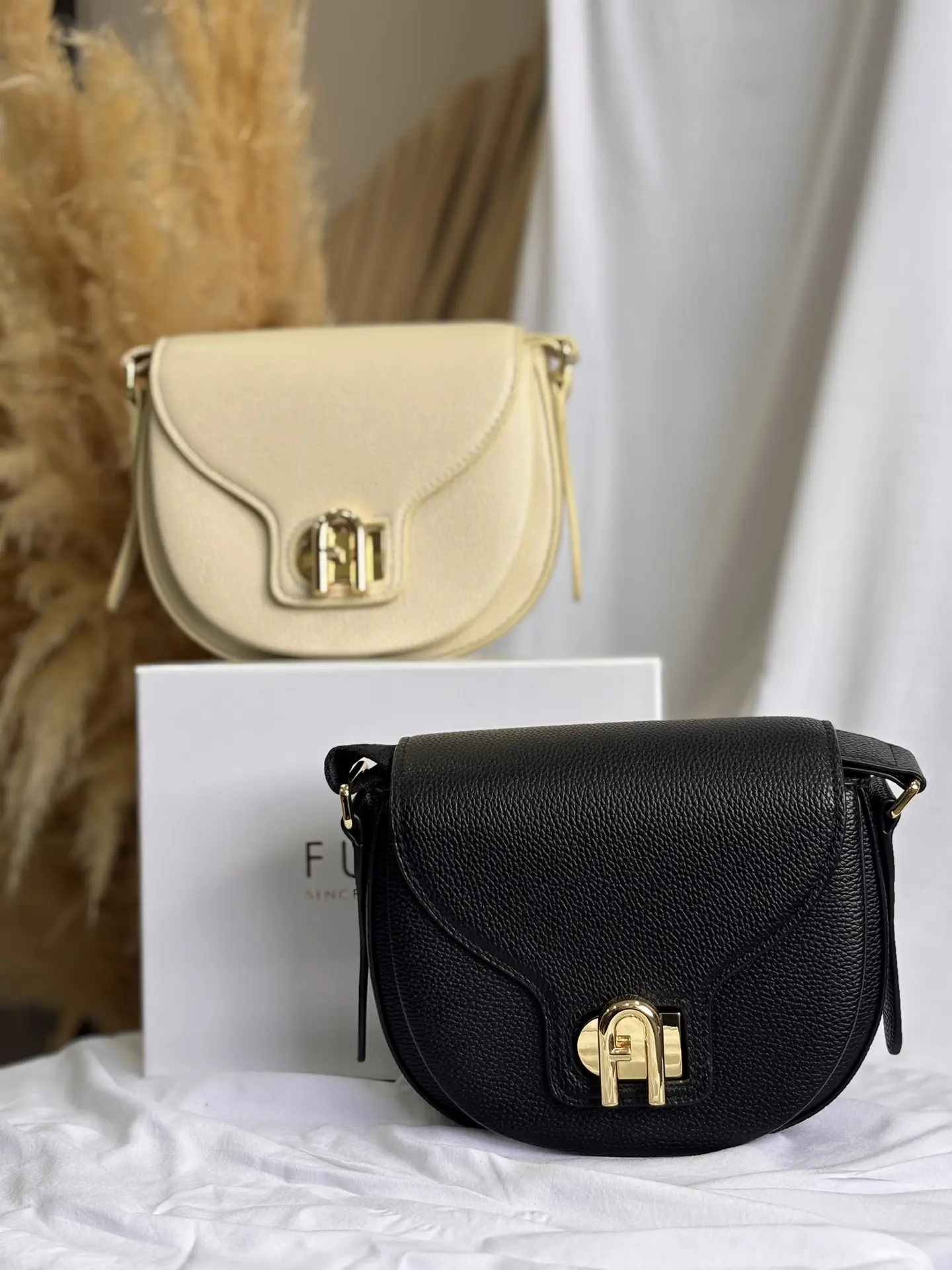 кросс-боди FURLA
в двух цветах 

материал: натуральная кожа
фурнитура : золото 
размер: 20*16

на по