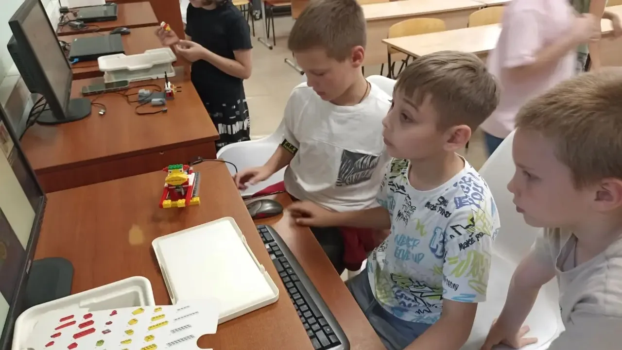 На прошлой неделе в лагере прошел День науки!
Все отряды побывали на интересных лекциях про химию, б