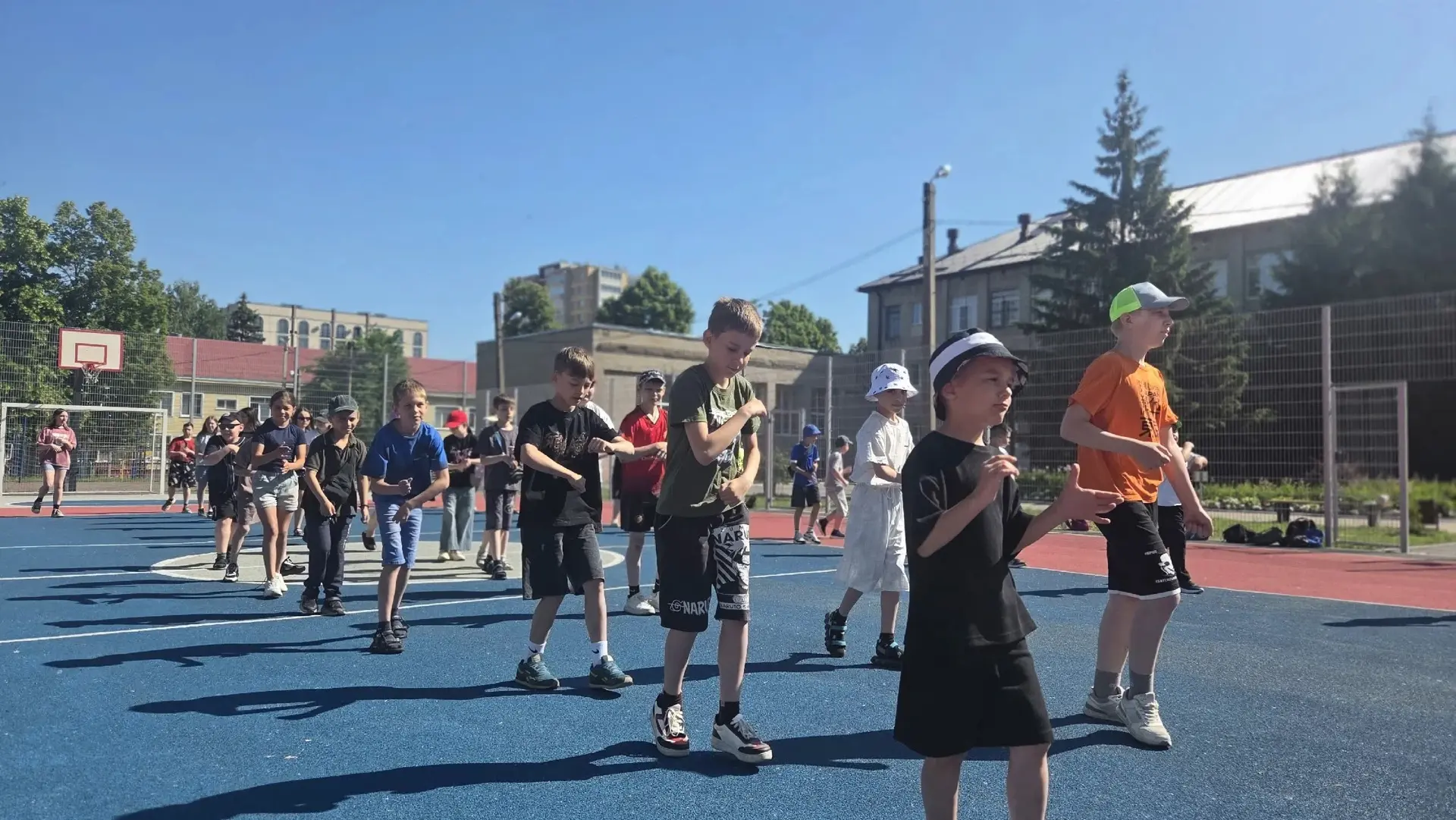 ☀️Ещё один яркий день прошёл в нашем летнем лагере

8 июня начался с бодрой зарядки - ребята зарядил