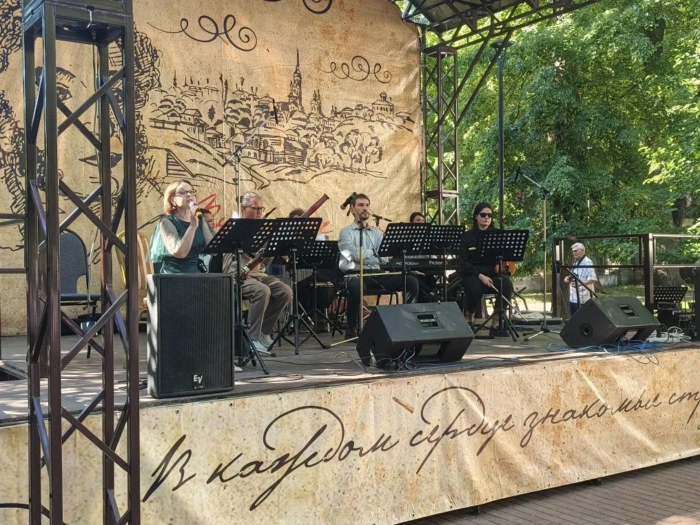 Открыли Музыкальное лето в парке 🌿 ☀

На Городском празднике «Пушкин в городе» в исполнении Натальи