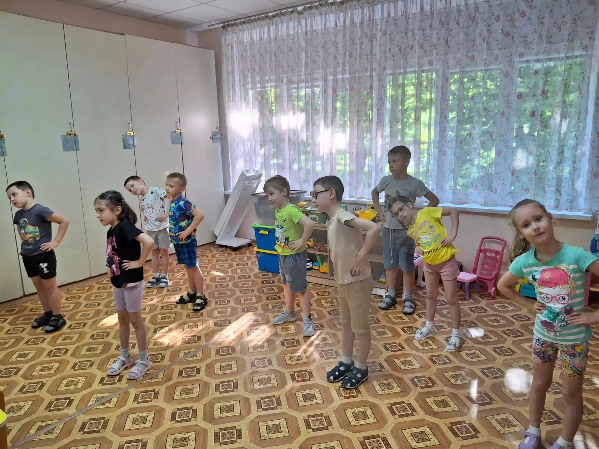 Утро начинается с зарядки! Каждое утро в нашем детском саду начинается с весёлой зарядки. Это не про