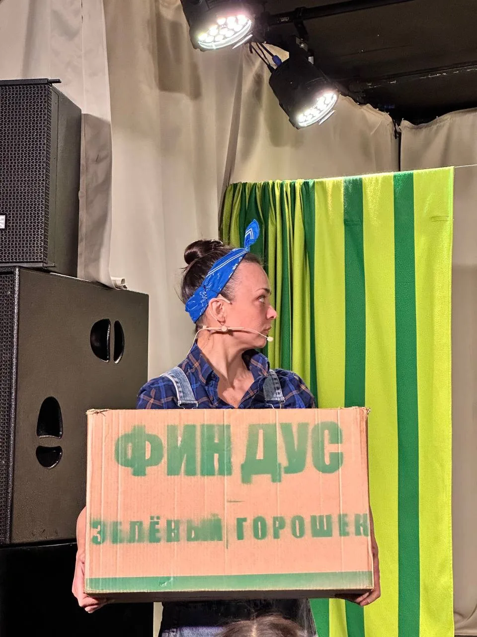 Далеко не первый наш поход в театр, но такой успешный — чуть ли не впервые! Дети были в полном восто