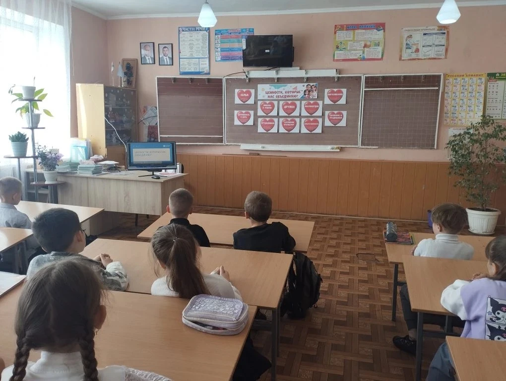 Ценности, которые нас объединяют 🧡

Крепкая семья, справедливость, гуманизм, любовь к Родине — всё 