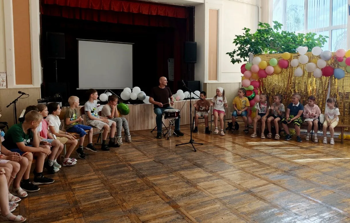 Сегодня на летней площадке ☀️

🦀 Сначала мы мастерили очаровательных крабиков-аппликаций и
 💫 плел