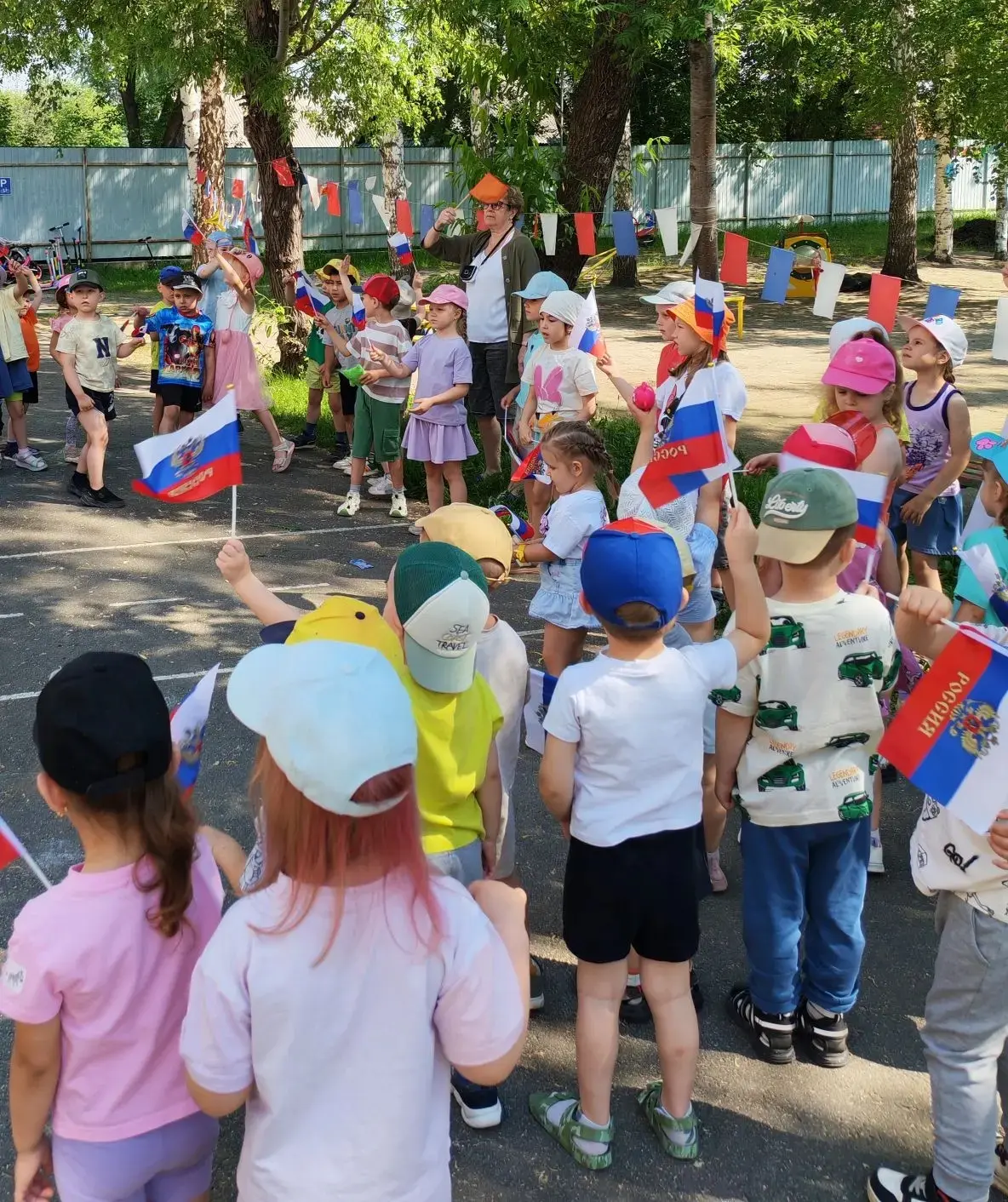 Сегодня в нашем детском саду прошло торжественное мероприятие, посвященное Дню России! 🇷🇺 
Ребята 