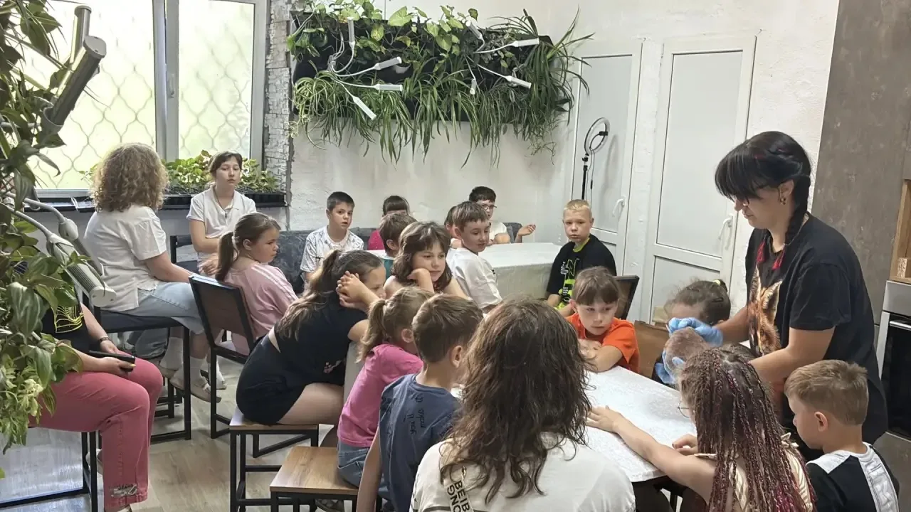 Сегодня с детским клубом в гостях в АНО «Город мастеров» 
Анна Куликова колдует с тестом . Готовимся