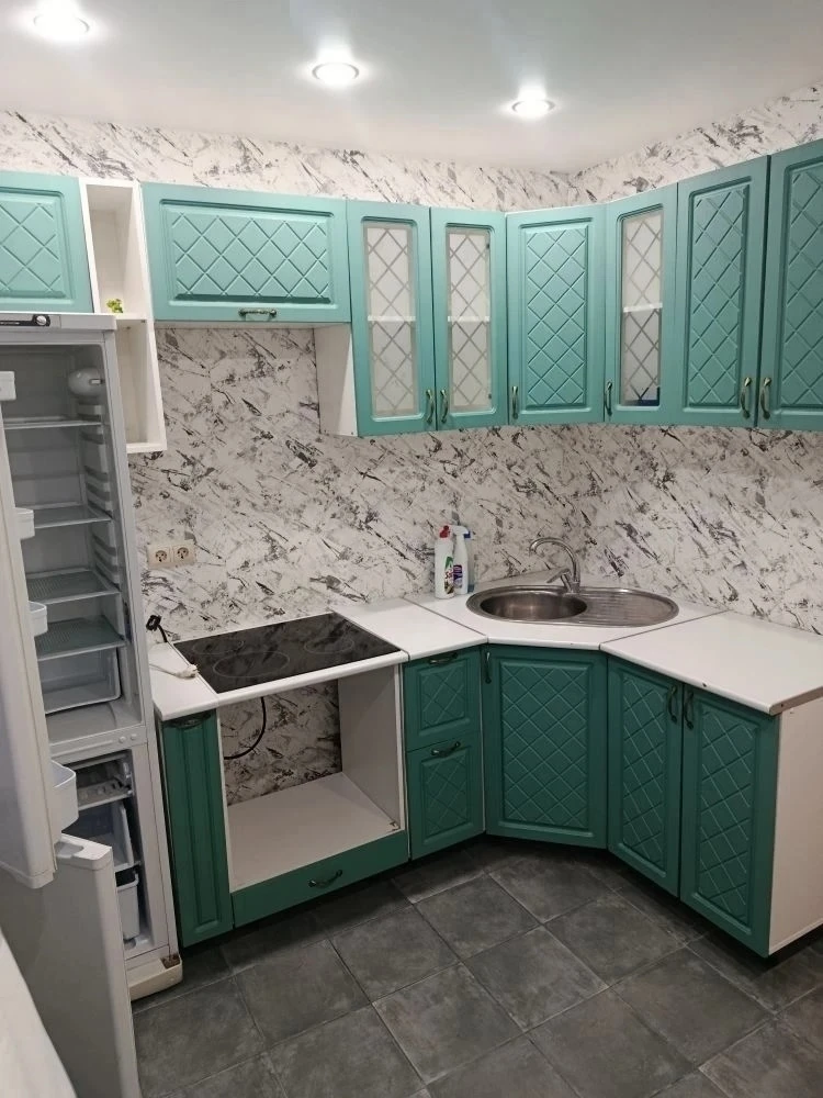 Сдам 1кк. 5 мкр, 17к5, 2 этаж.
В квартире  из мебели : кухонный гарнитур.
Из техники: холодильник, п