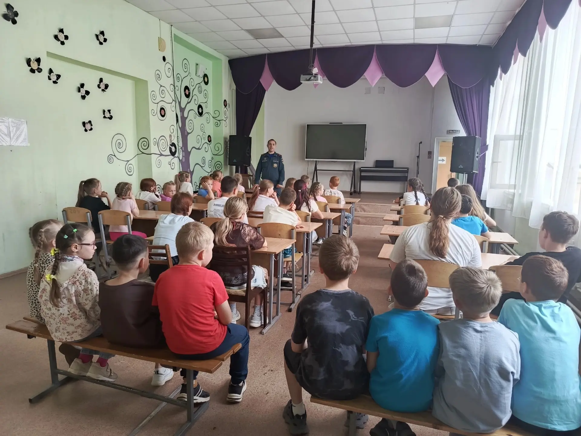 Весело началась смена пришкольного лагеря «Италмас»!  

Утро началось с зарядки и вкусного завтрака,