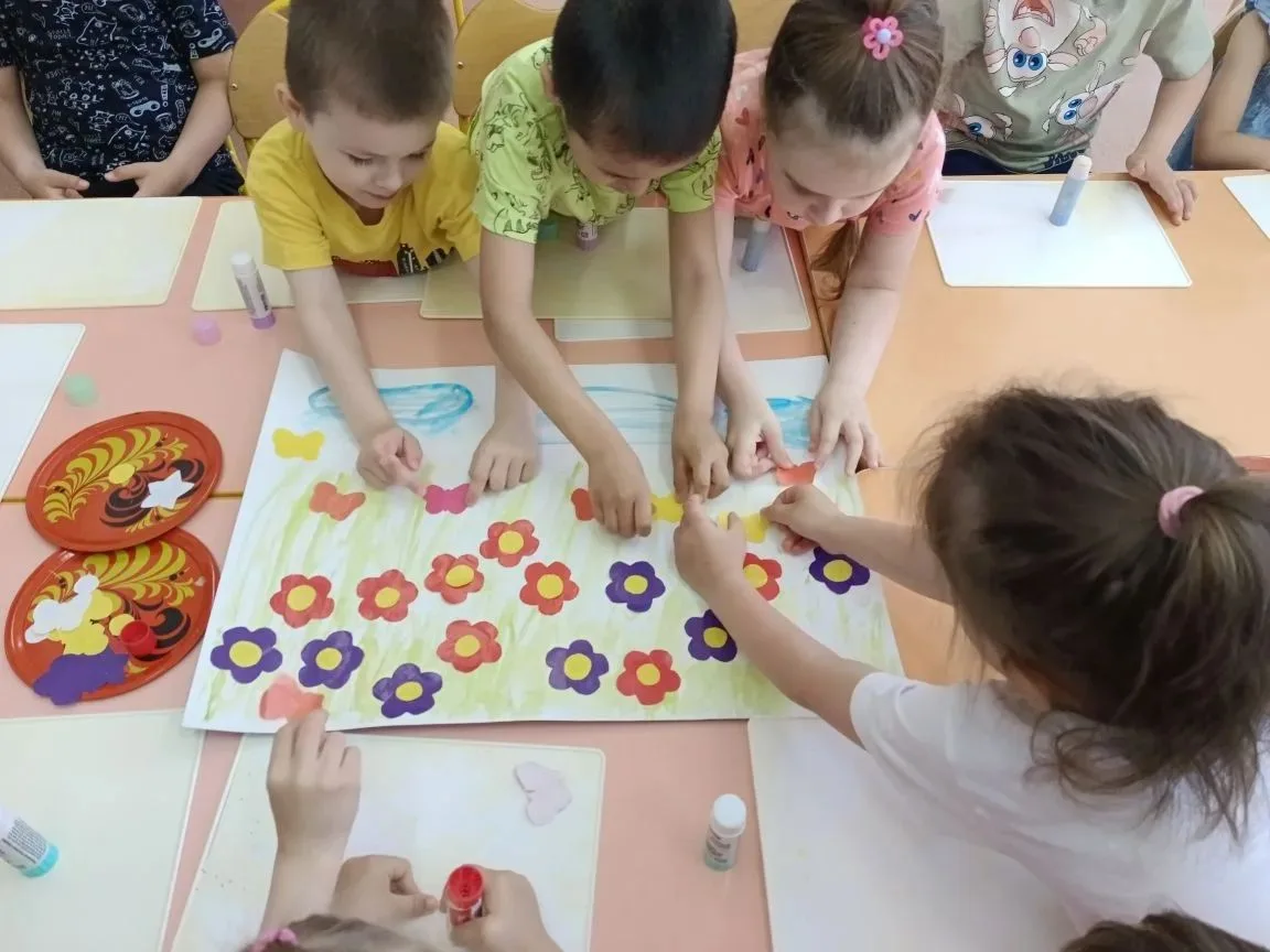 Коллективная работа по аппликации                                                                на 