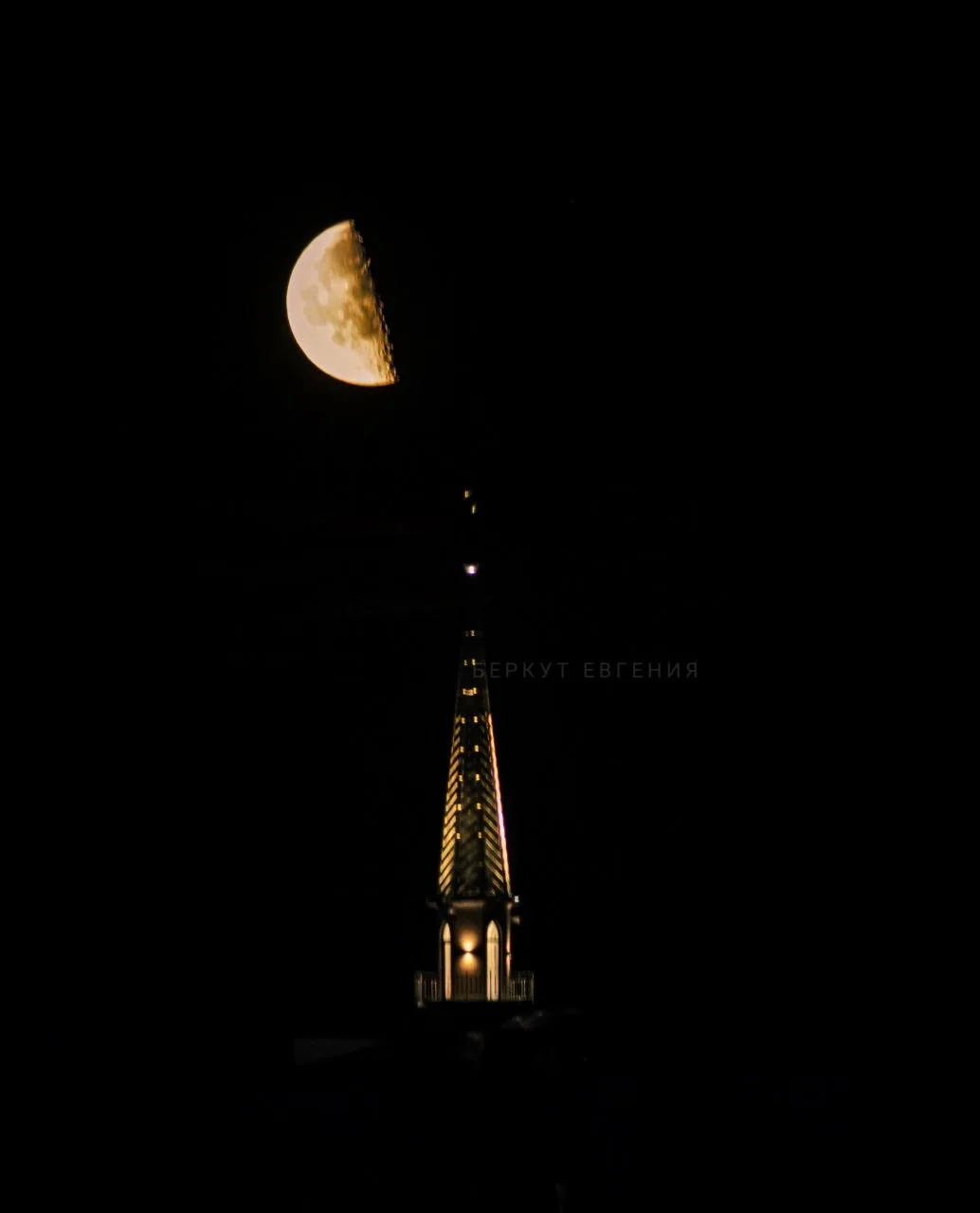 Луна над мечетью в Шамонино

📸: Евгения Беркут