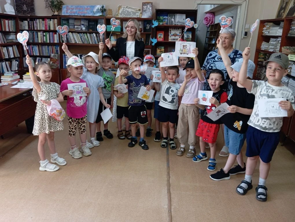 🇷🇺 В преддверии Дня России: как мы провели день в библиотеке! 📚

В преддверии государственного пр
