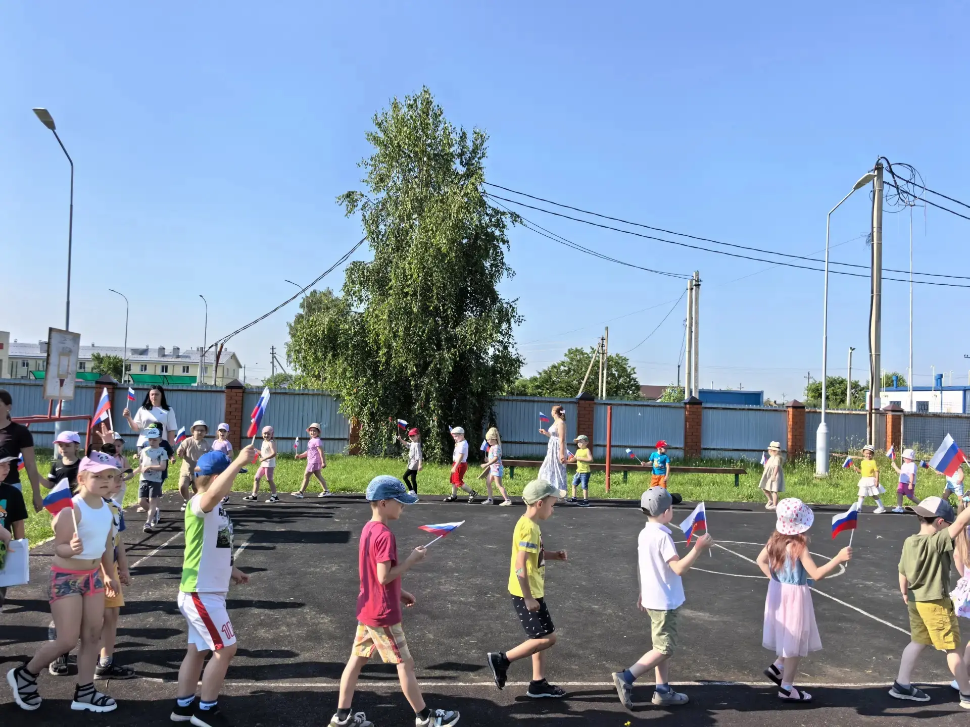 Над просторами флаг развевается,🇷🇺
Славься, русская наша земля!
В этот день вся страна улыбается,
