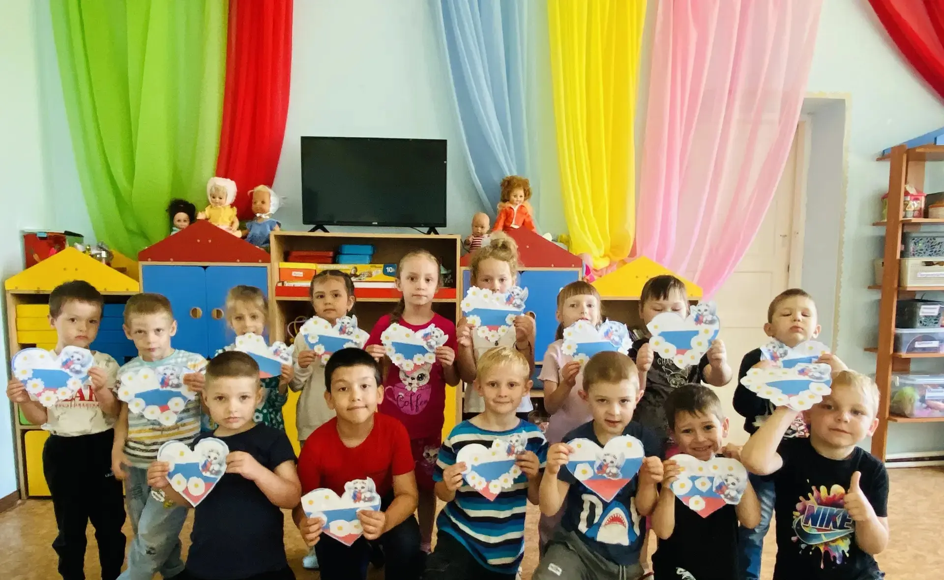 Г. Ладонщиков

Наша Родина 🇷🇺 

И красива и богата
Наша Родина, ребята.
Долго ехать от столицы
До 