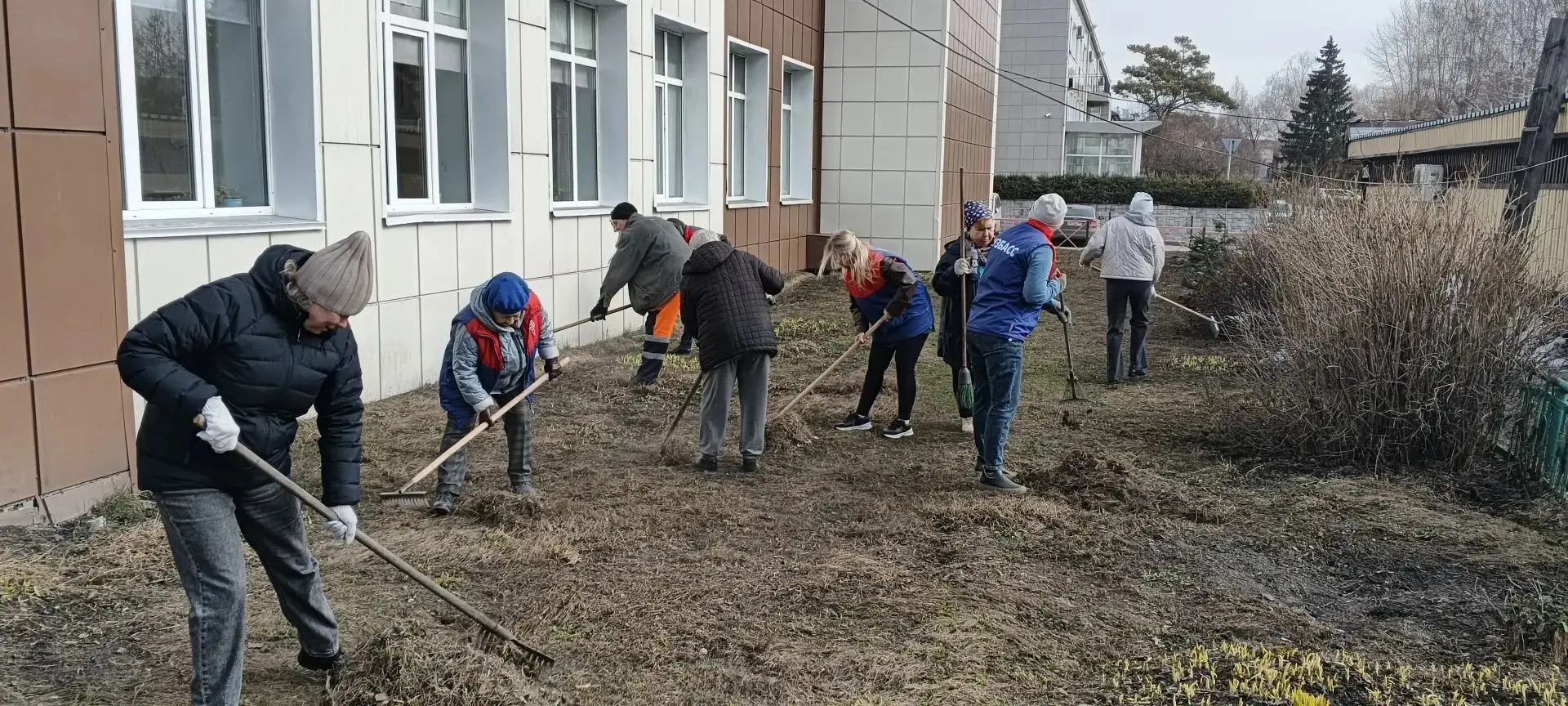 В здоровом теле — здоровый порядок! 💪 Сменили свистки и мячи на грабли и метлы: сегодня команда ДЮС