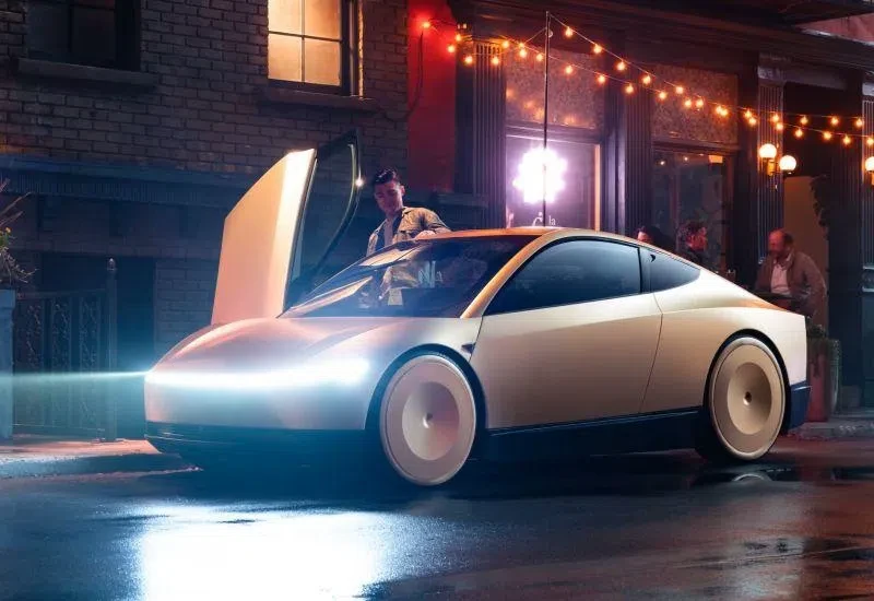 Tesla вывела Cybercab без руля и педалей на дороги 👆

Сейчас Cybercab тестируют с оператором в сало